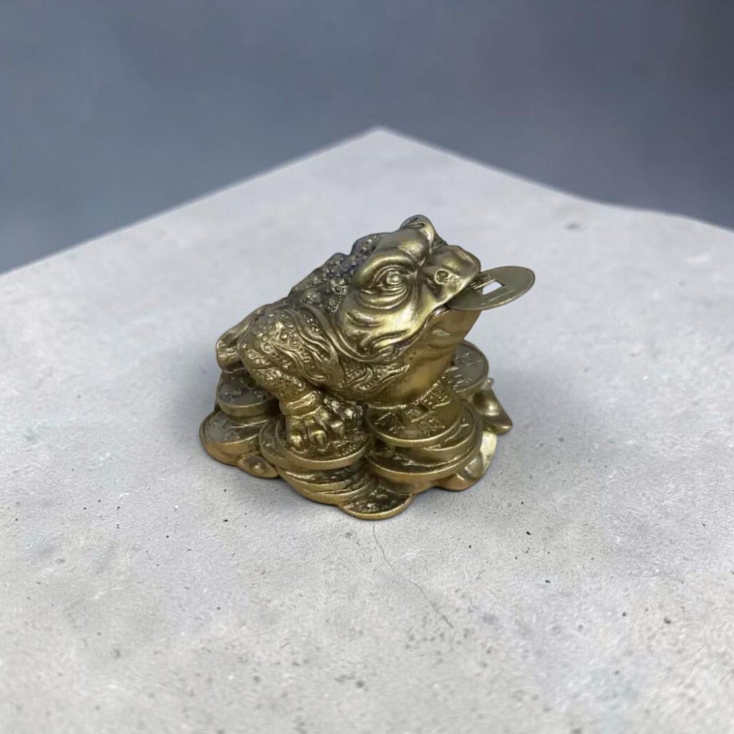 Crapaud à 3 Pattes Feng Shui – Résine Dorée Crapaud à 3 Pattes Feng Shui – Résine Dorée