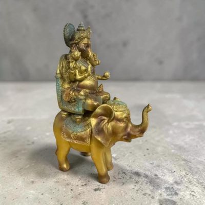 Statuette Ganesh sur Éléphant – Résine Dorée