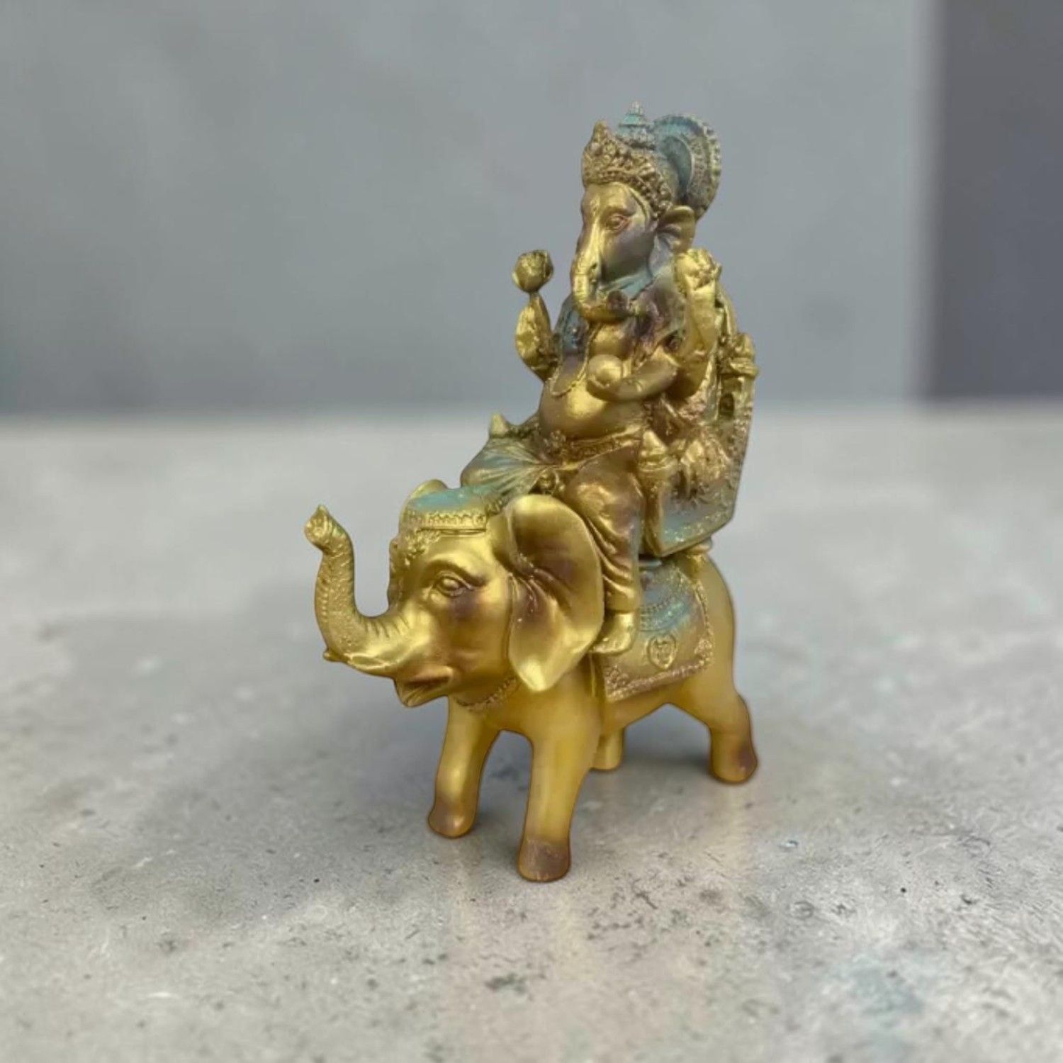 Statuette Ganesh sur Éléphant – Résine Dorée