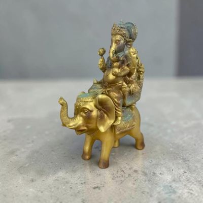 Statuette Ganesh sur Éléphant – Résine Dorée