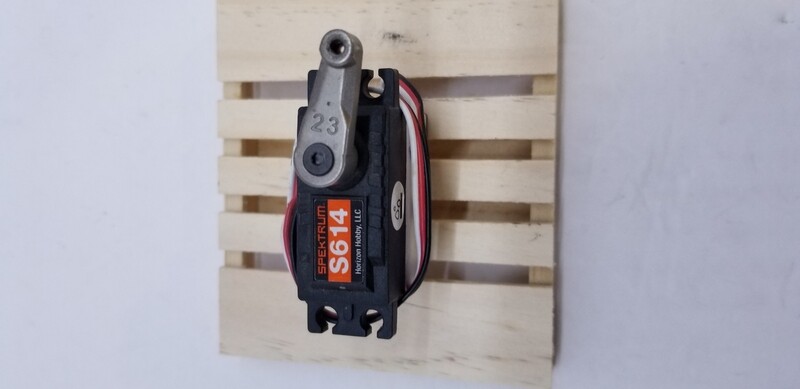 Spektrum S614 servo w/ aluminum horn