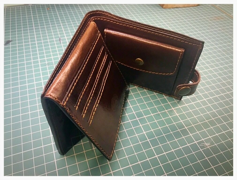 Portafoglio  in cuoio, doppia pattina vari scomparti per tessera, porta moneta, porta documento.