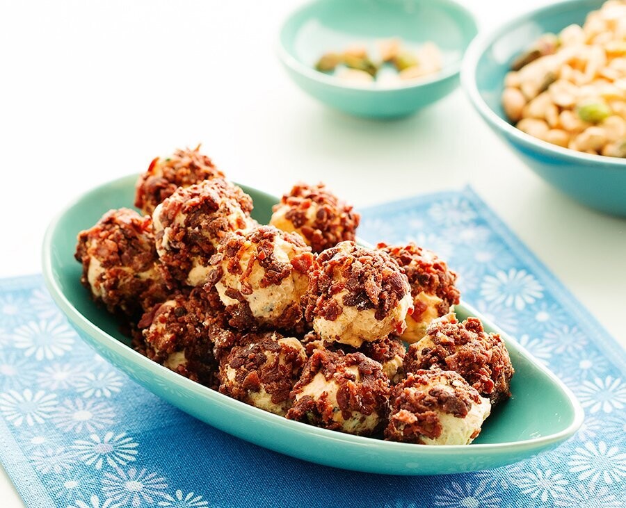 Bolitas cetogénicas de tocino y queso cheddar
