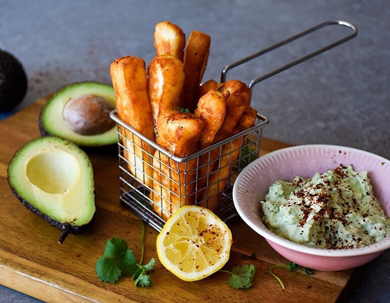 Papitas low carb de halloumi, con salsa de aguacate