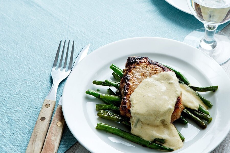 Chuletas keto de cerdo con salsa de queso azul