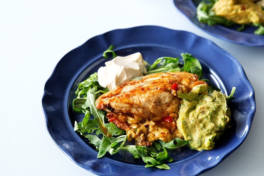 Pechuga de pollo rellena de queso con guacamole