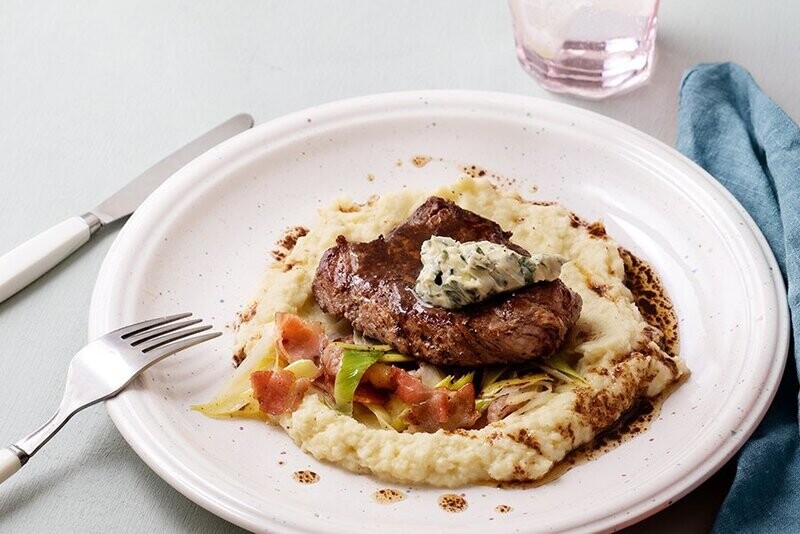 Plato keto de ternera con salsa y puré de repollo