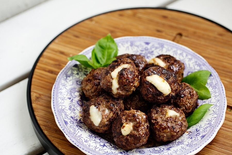 Albóndigas rellenas de mozzarella low carb