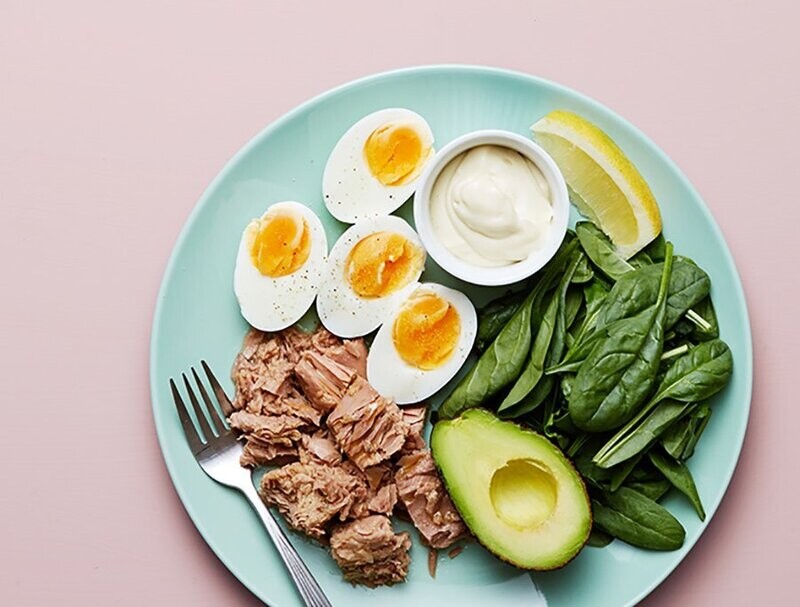 Plato de keto de atún