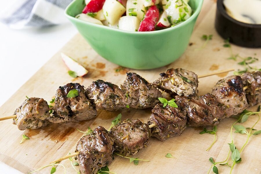 Brochetas de cordero al limón con ensalada keto de rábano