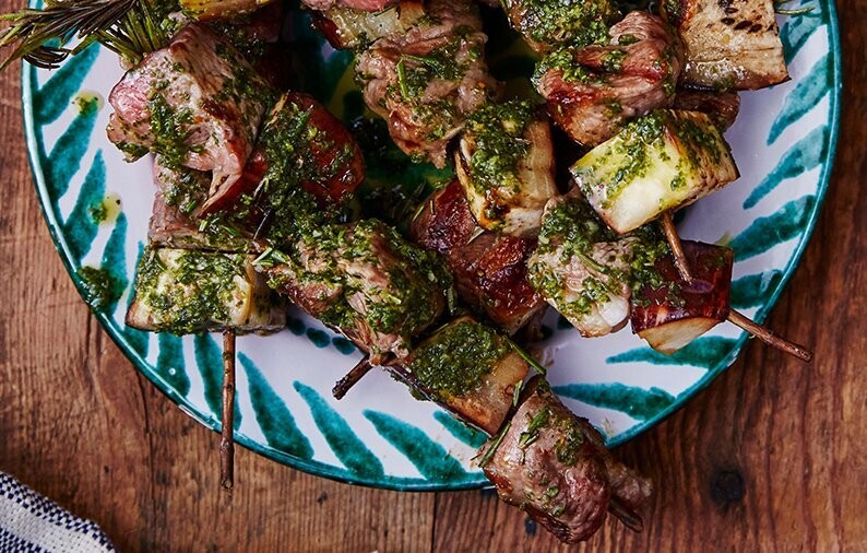 Kebabs con romero y salsa verde de anchoas a la parrilla