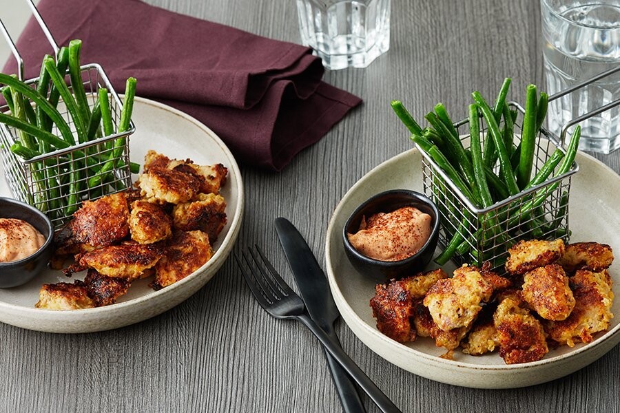 Nuggets keto de pollo con “papas” de ejotes verdes y mayonesa barbacoa