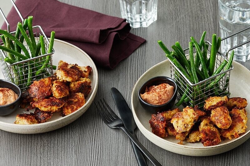 Nuggets keto de pollo con “papas” de ejotes verdes y mayonesa barbacoa