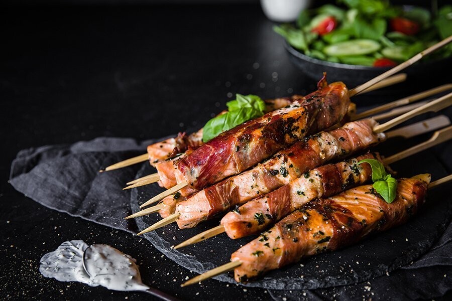 Brochetas de salmón envueltas en prosciutto