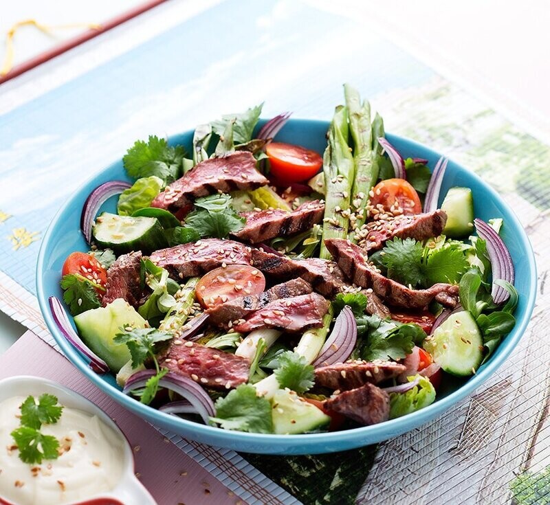 Ensalada keto asiática de carne de res