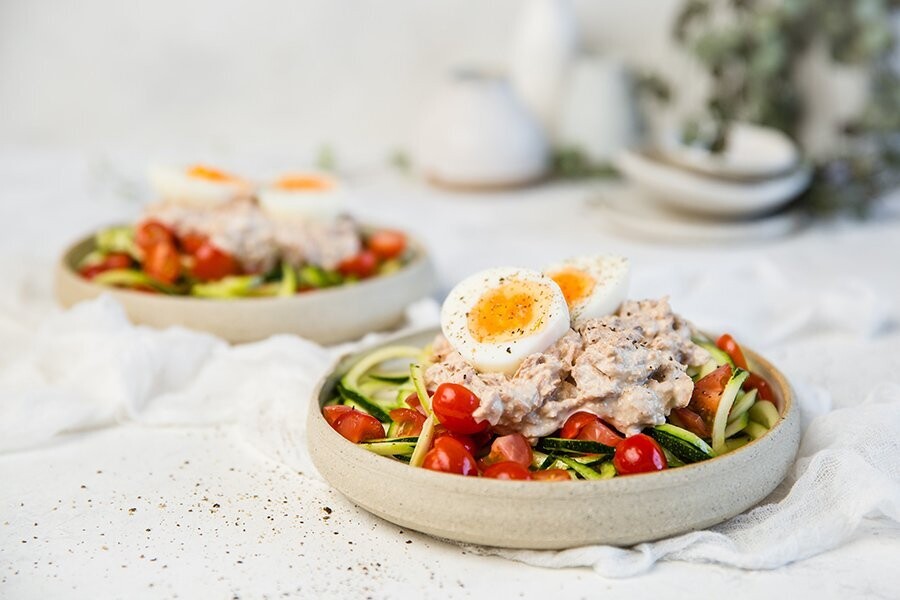 Ensalada keto de atún y espaguetis de calabacín