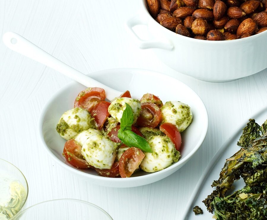 Refrigerio de ensalada caprese low carb