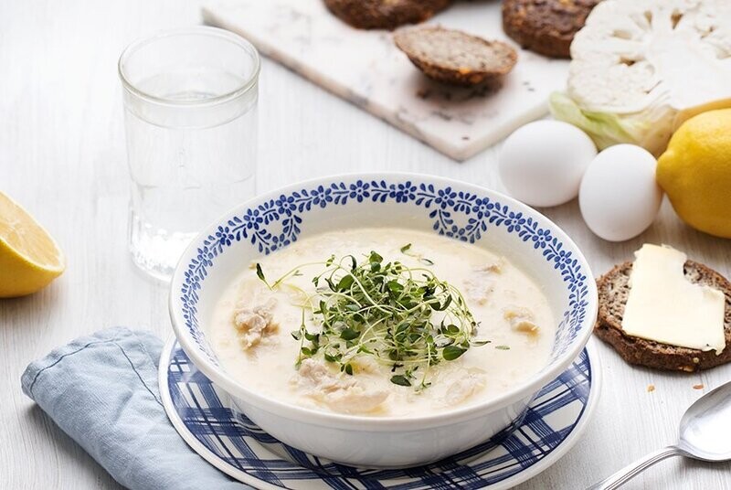 Sopa griega keto de huevo y limón con pollo