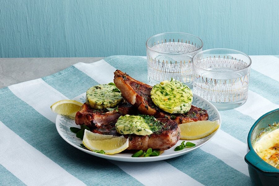 Chuletas keto de cordero con mantequilla de hierbas