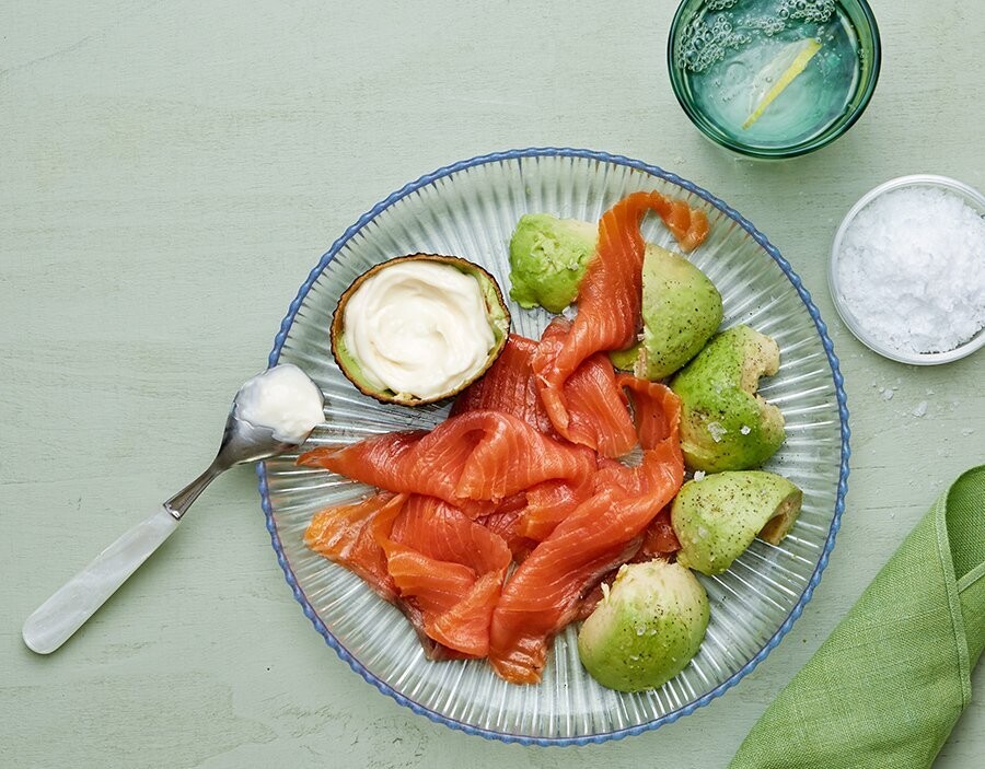 Plato keto de salmón ahumado y aguacate
