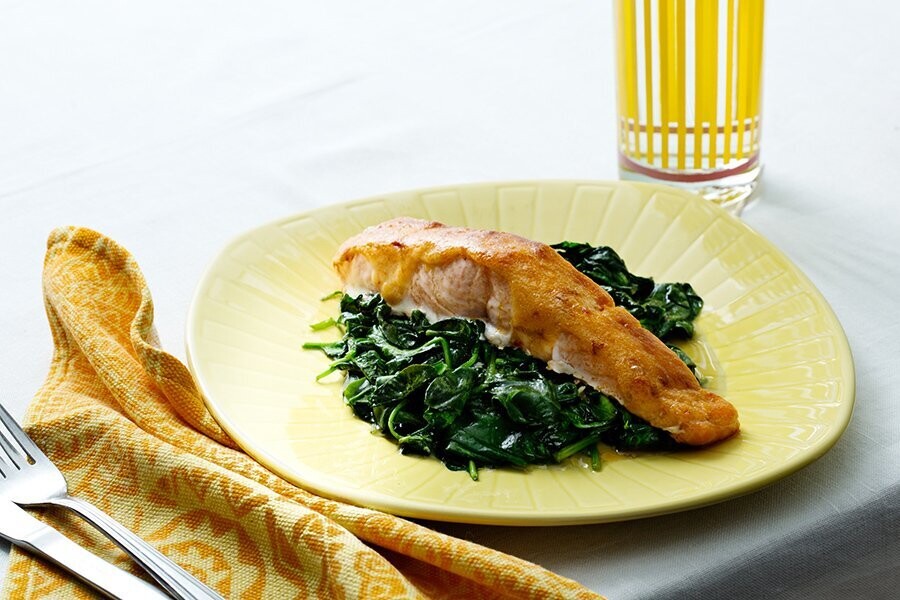 Salmón keto con salsa de ají y espinacas
