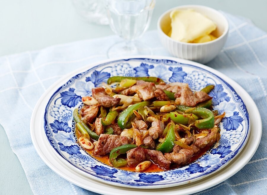 Salteado keto de cerdo y pimientos verdes