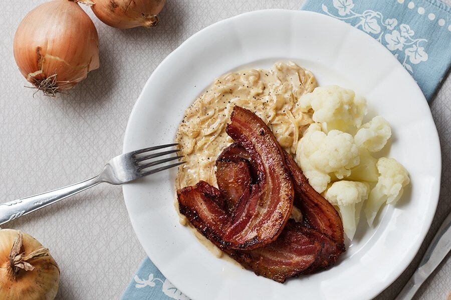Plato keto de panceta crocante con salsa de cebolla