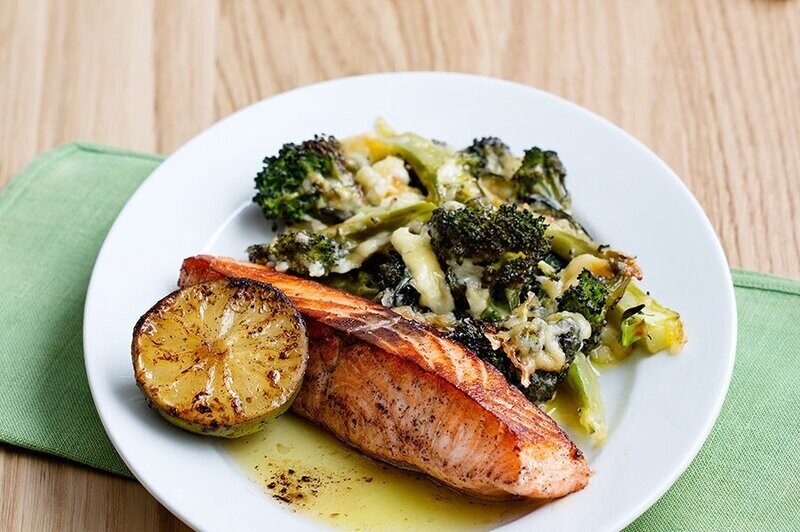 Pescado keto frito con brócoli y queso