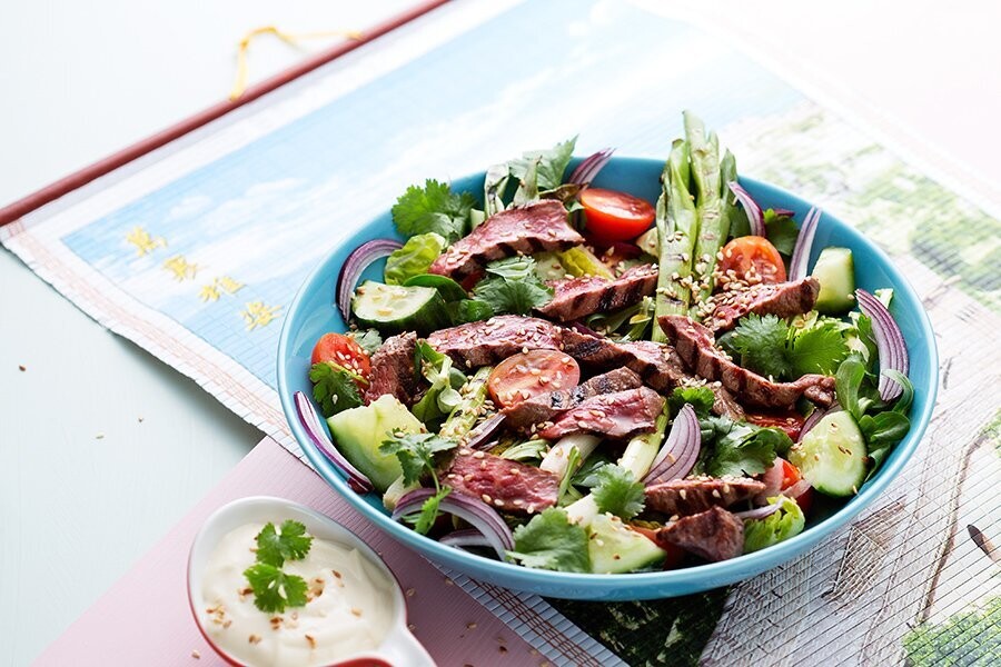Ensalada keto asiática de carne de res
