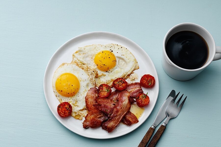 El clásico tocino con huevos al estilo keto
