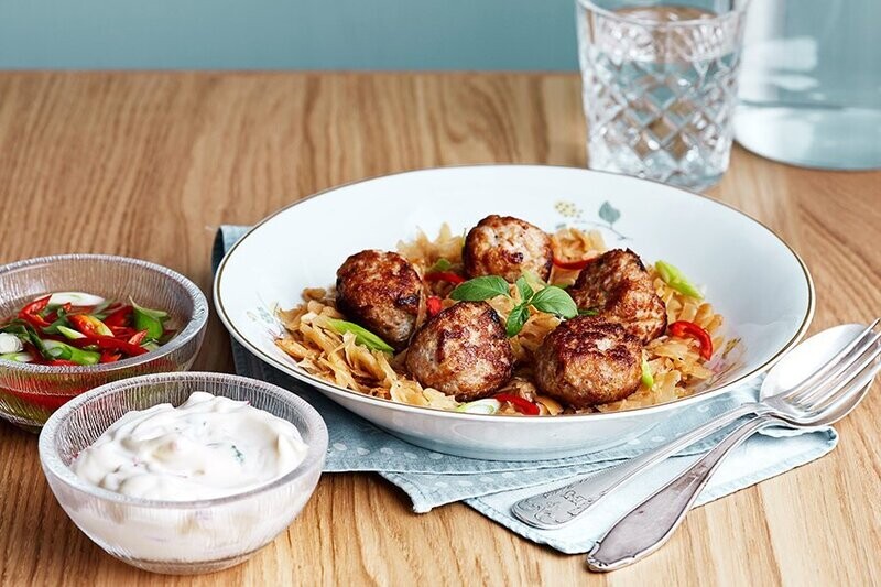 Albóndigas tailandesas keto con salsa de albahaca