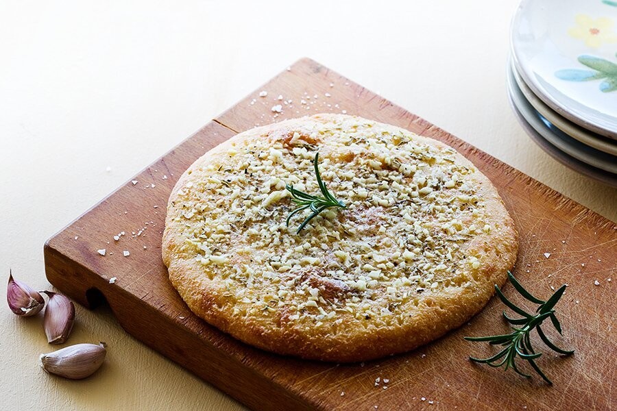Pan focaccia cetogénico con ajo y romero