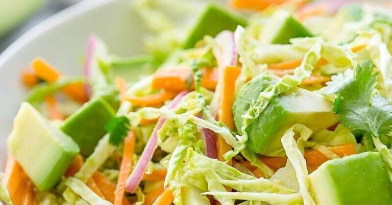 Ensalada de Col con aderezo de aguacate