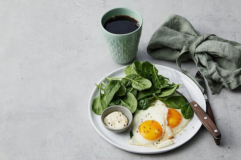 Desayuno keto sencillo con huevos fritos