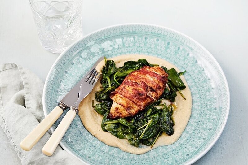 Pechuga de pollo keto envuelta en tocino con puré de coliflor