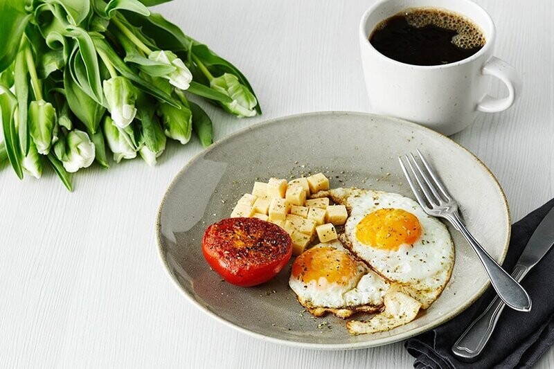 Desayuno keto con huevos fritos, tomate y queso