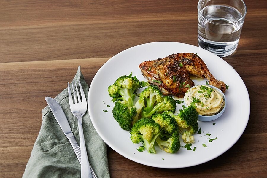 Pollo asado keto con brócoli y mantequilla de ajo