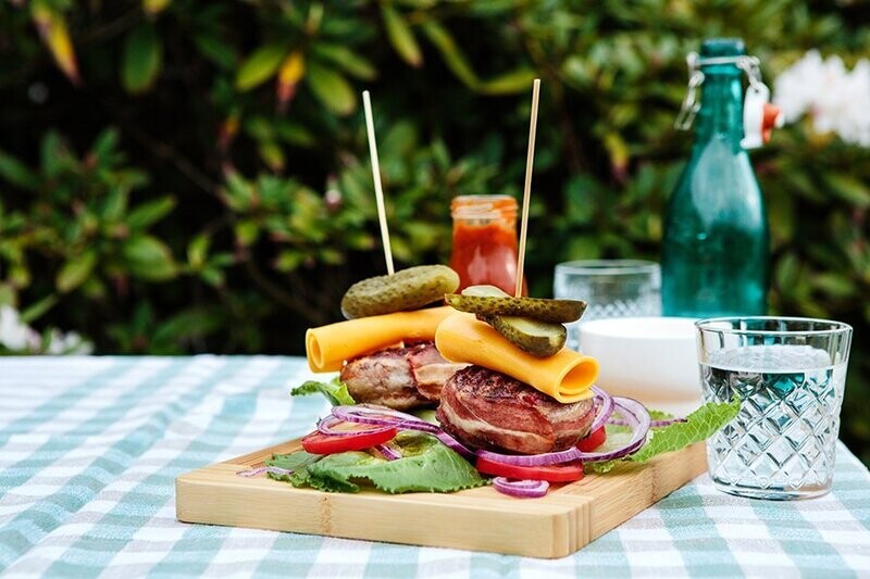Hamburguesas keto envueltas en tocino