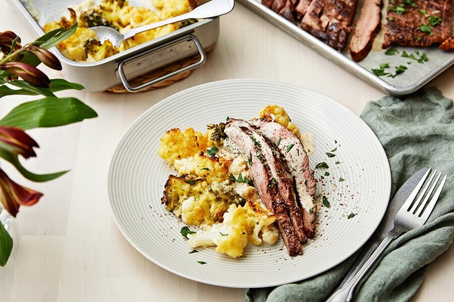 Bistec de falda con salsa de pimienta y gratinado de brócoli y coliflor