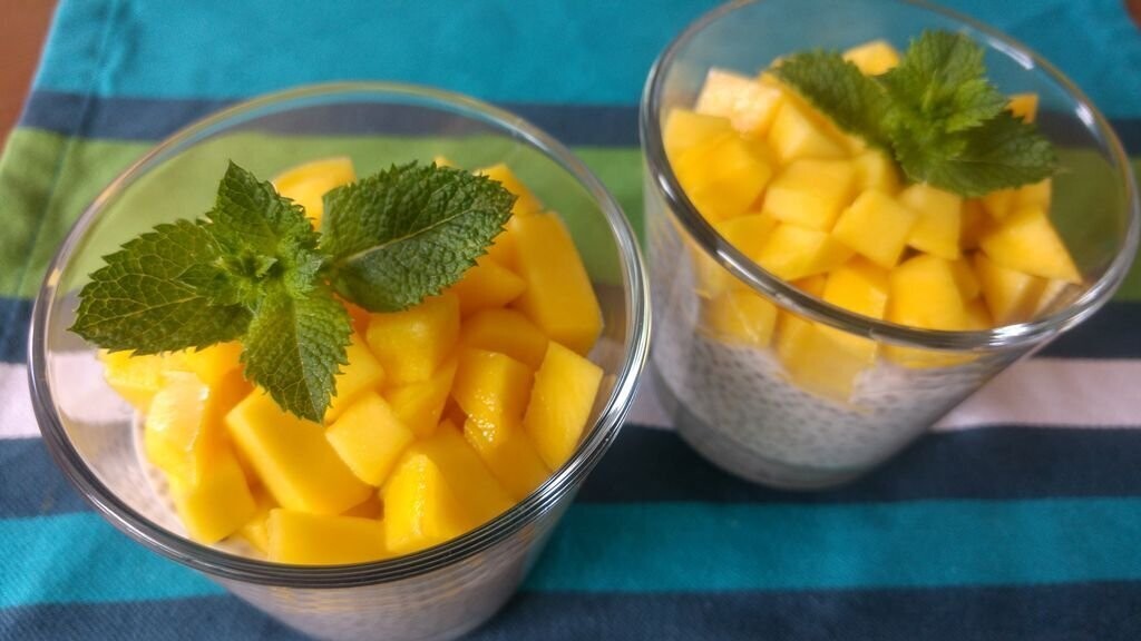 Pudín de chía con coco, dátiles y mango