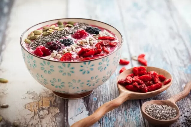 Bowl muesli de zanahoria cruda con frutos rojos y goji