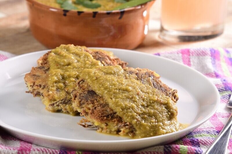 Tortitas de res en salsa verde