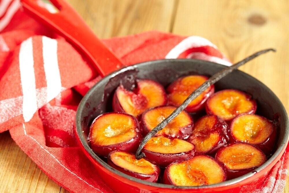 Ciruelas asadas con naranja vainilla y pistaches