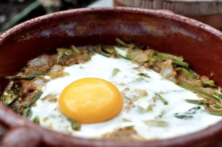 Huevos a la cazuela con espárragos