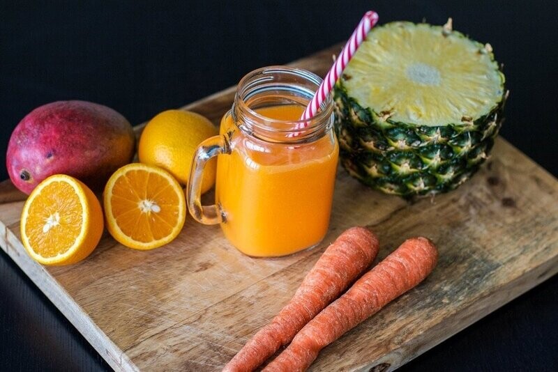 Bebida de zanahoria, piña y naranja
