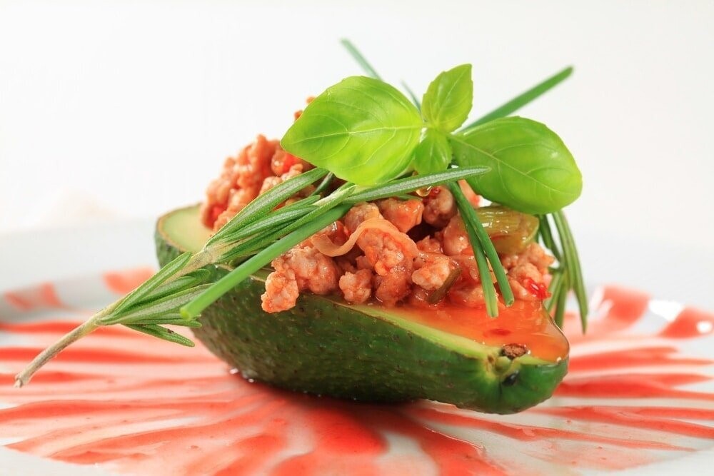 Aguacate relleno de tinga de pollo