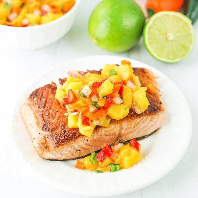 Salmón al grill con pico de gallo de mango