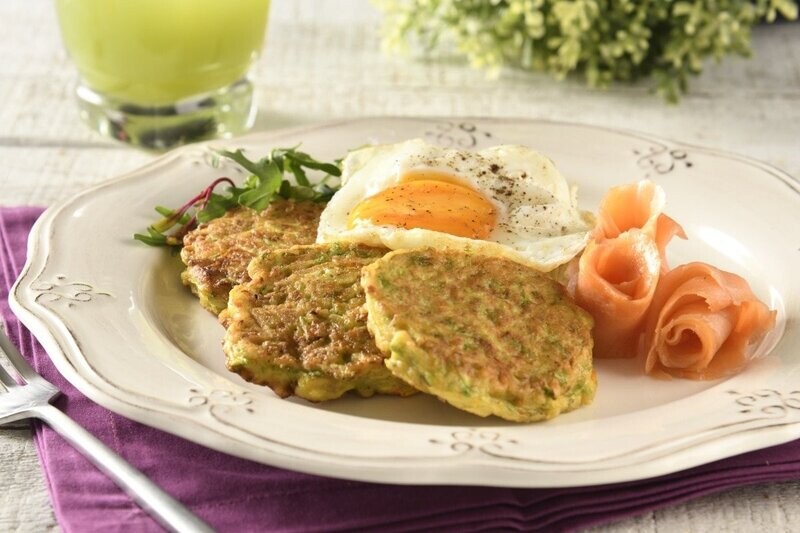 Tortitas de calabaza con huevo revuelto y salmón ahumado