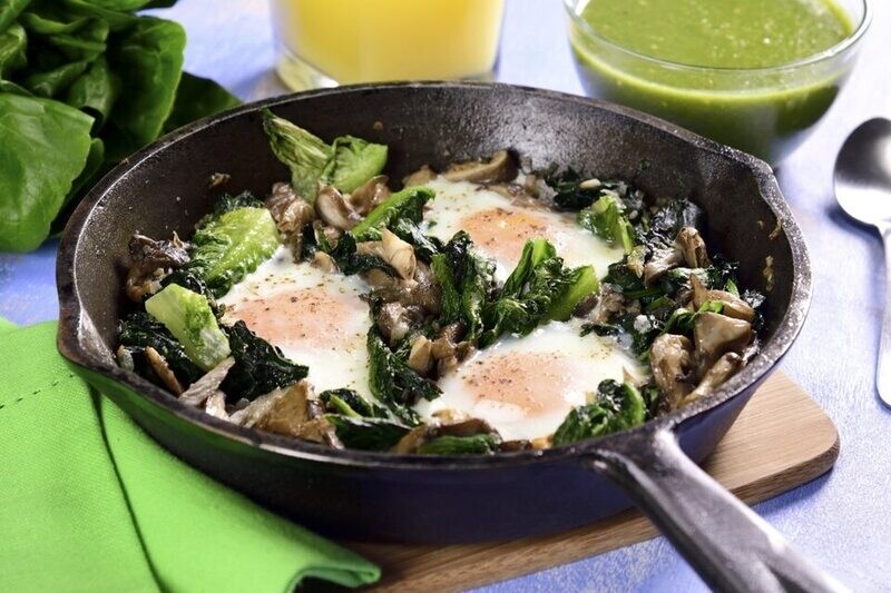 Huevos a la cazuela con espinacas y lechuga