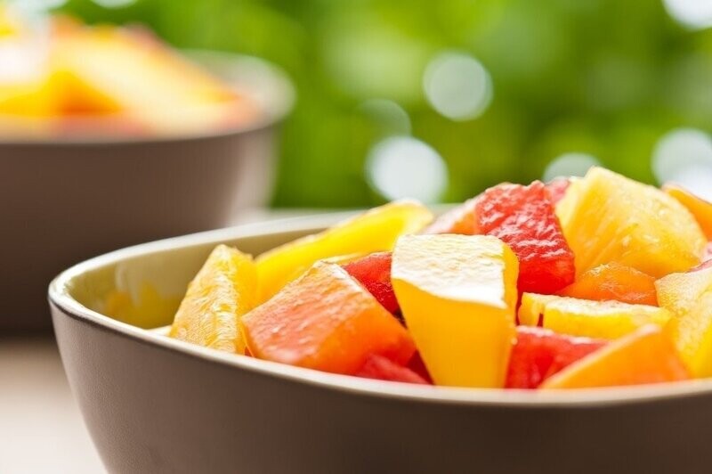 Ensalada tropical de papaya y piña con aderezo de maracuyá